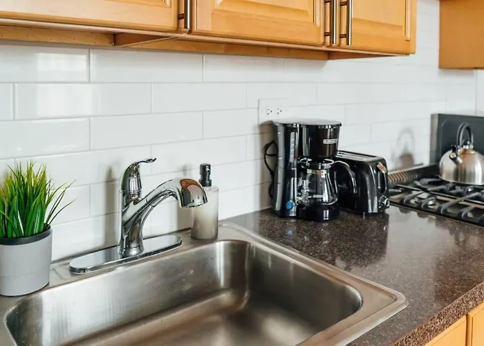 Well-equipped In The City! - Belmont B13 Apartment